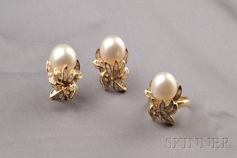 Appraisal: kt Gold South Sea Pearl and Diamond Suite comprising a