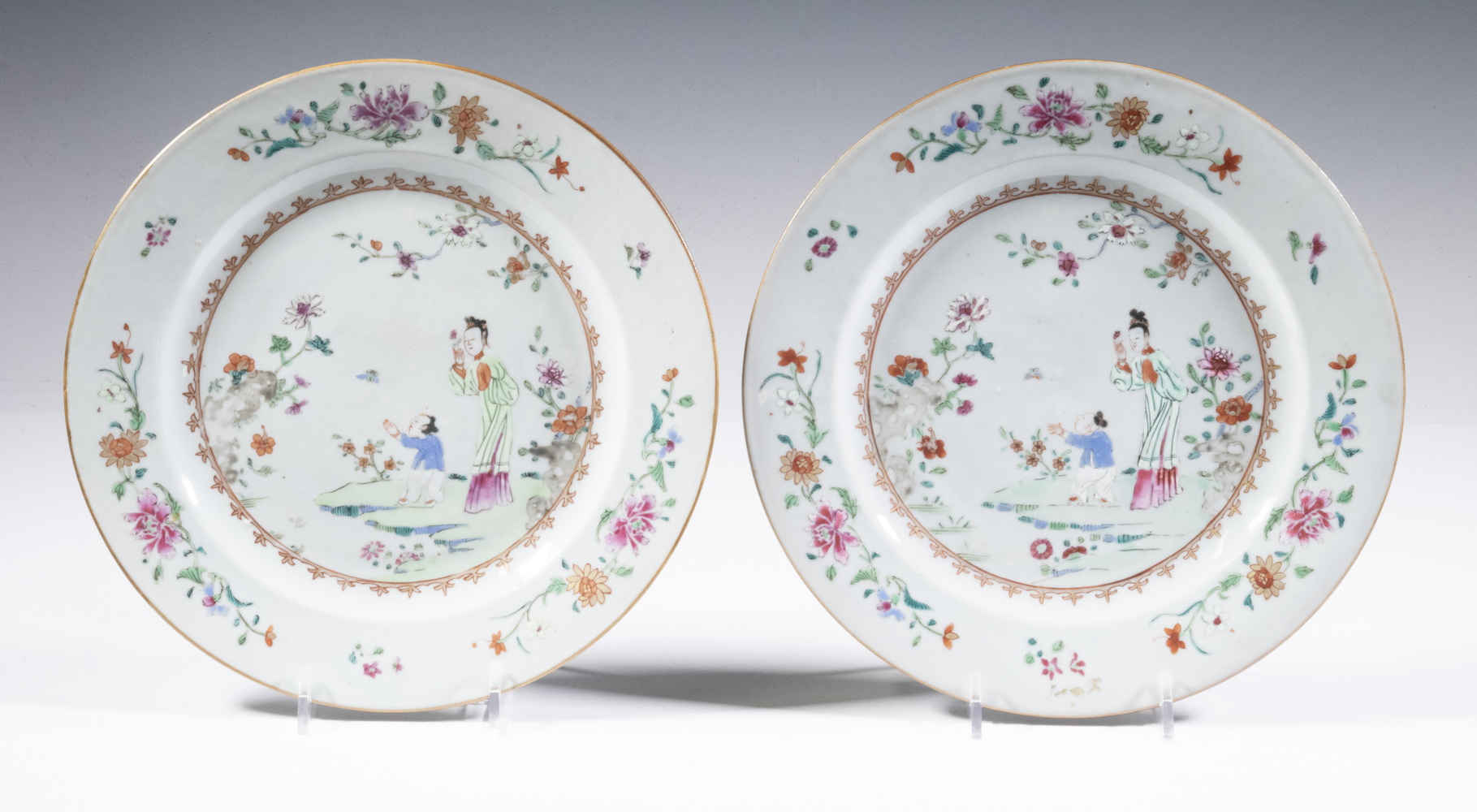 Appraisal: PR CHINESE PORCELAIN FIGURAL PLATES Pair of Qing Dynasty Famille