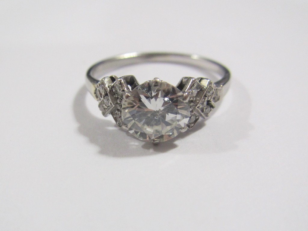 Appraisal: A nineteen thirties ct white gold diamond solitaire ring with