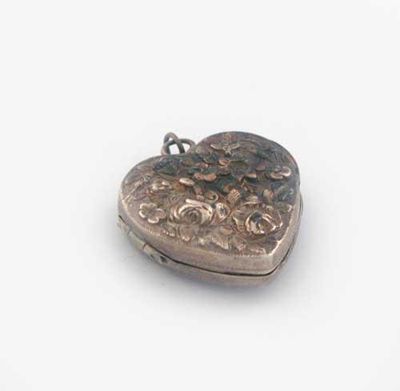 Appraisal: A George III IV heart-shaped vinaigrette the cover and base