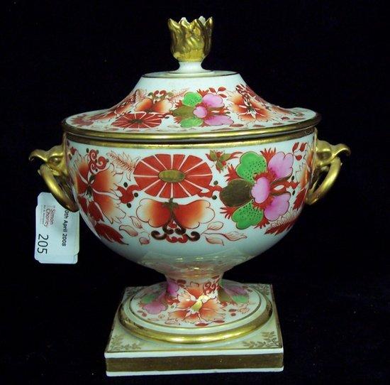 Appraisal: A Worcester sauce tureen and cover by Flight Barr and