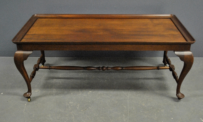 Appraisal: - Kittinger Queen Anne style mahogany coffee table h x