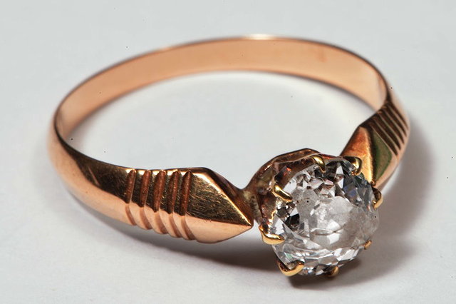 Appraisal: A CT GOLD RING with solitaire diamond setting