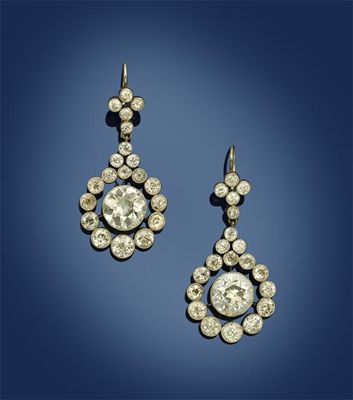 Appraisal: A pair of Edwardian diamond drop earrings Each earring is