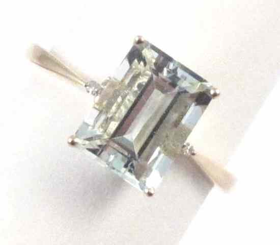 Appraisal: AQUAMARINE AND DIAMOND RING k yellow gold set with an