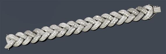 Appraisal: A DIAMOND BRACELET White gold Distinctive bracelet with a braid