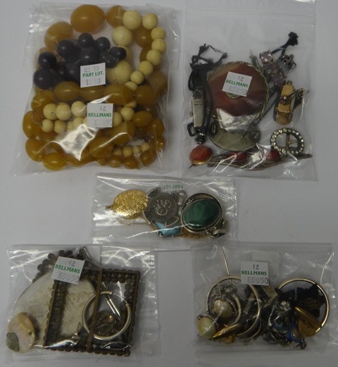 Appraisal: A group of jewellery comprising a bloodstone and agate set