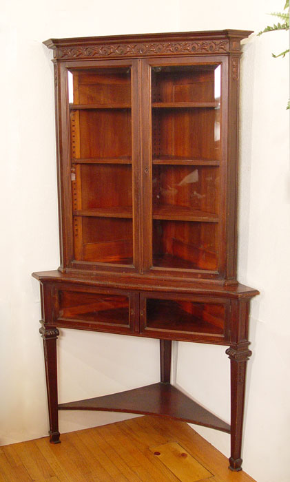 Appraisal: MAHOGANY HORNER QUALITY CORNER CUPBOARD Carved cornice beveled glass door