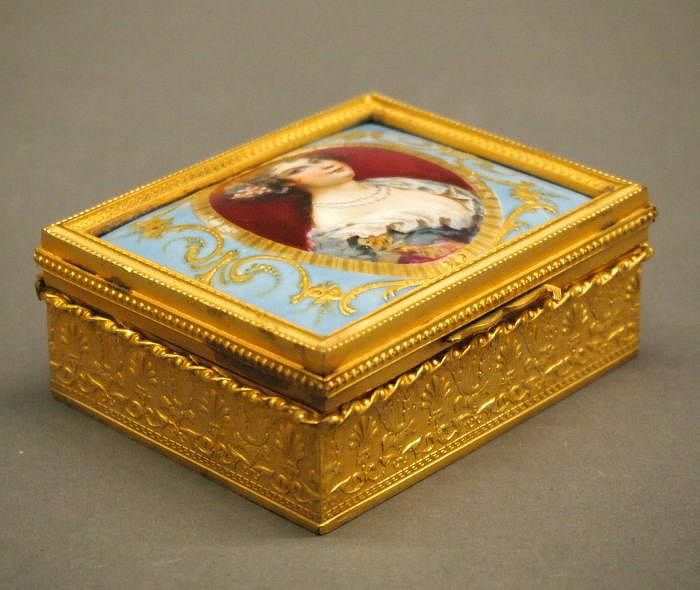 Appraisal: French porcelain box An early th century French Porcelain and