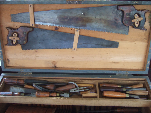 Appraisal: A quantity of joiners carpenters tools including moulding planes chisels