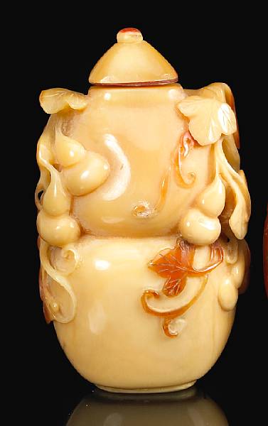 Appraisal: A hornbill snuff bottle Carved into a double gourd shape