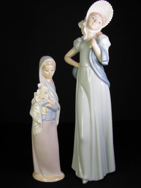 Appraisal: This lot has two figurines Lladro figurine Girl with Calla