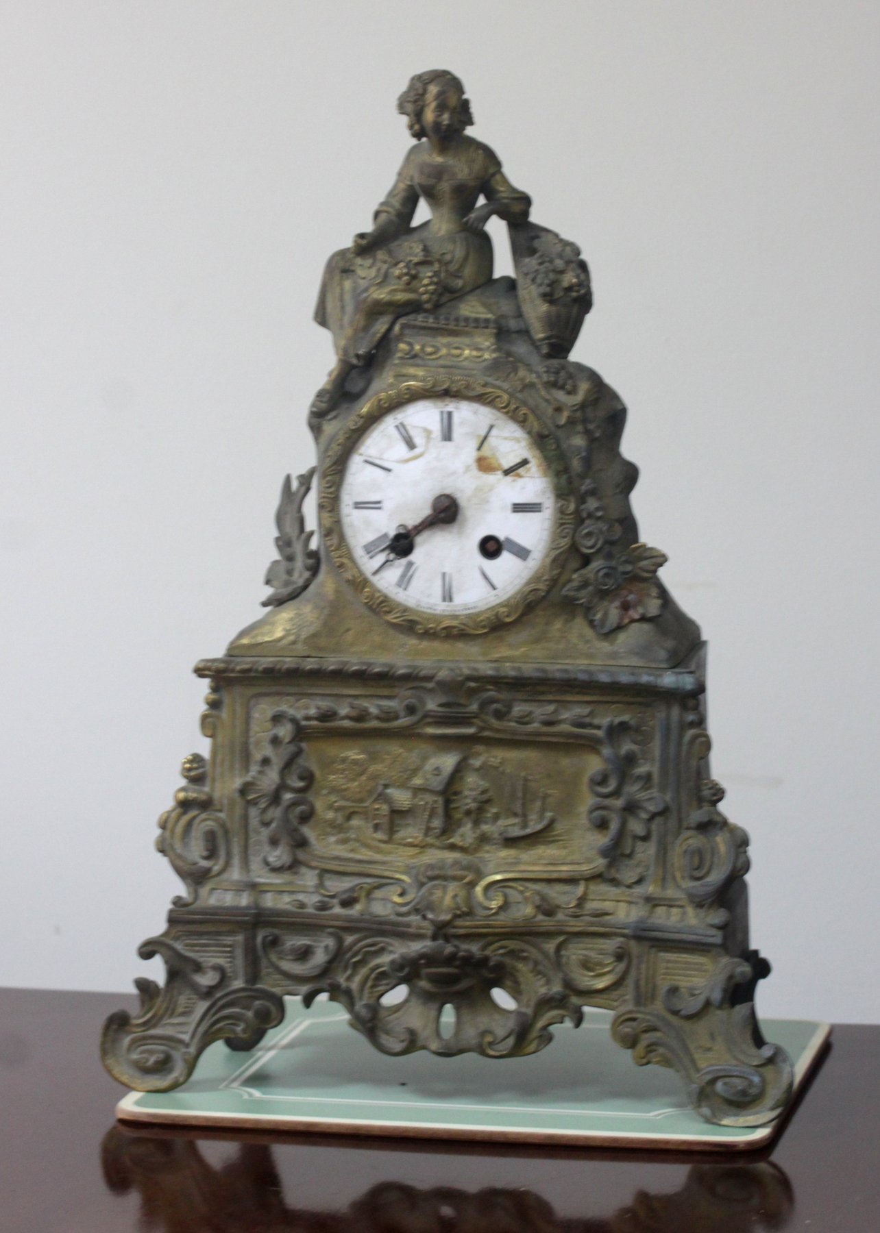 Appraisal: A French mantel clock Raingo Fr res Paris the gilt