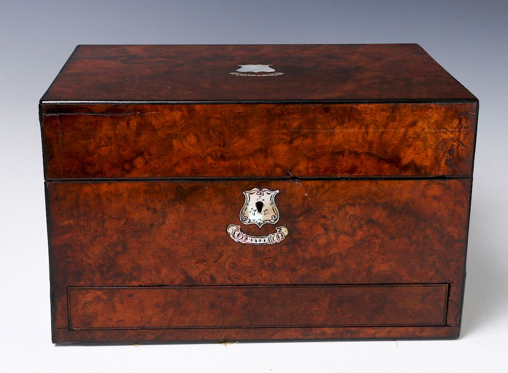 Appraisal: A FINE VICTORIAN BURLED BOX VANITY SET The handsome burled