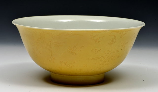 Appraisal: A CHINESE YELLOW GROUND BOWL with dragon designs underglaze blue