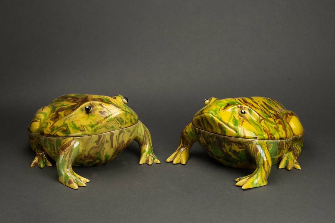 Appraisal: PAIR OF CHINESE FROG-FORM PORCELAIN BOXES Pair of Chinese frog-form