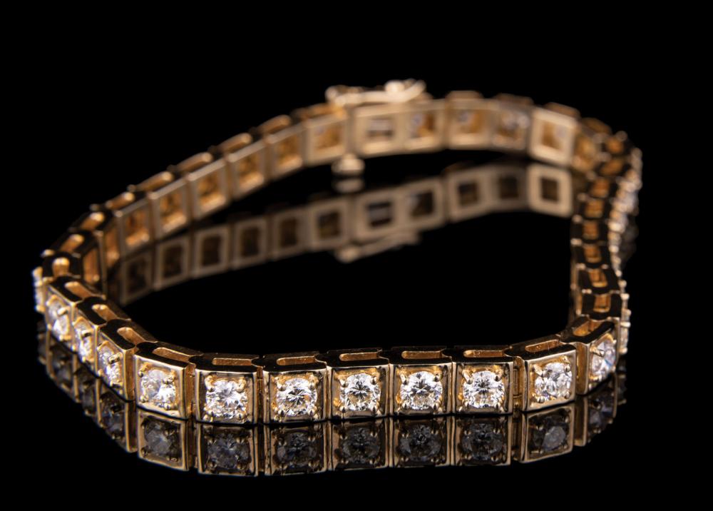 Appraisal: kt Yellow Gold and Diamond Tennis Bracelet set with full