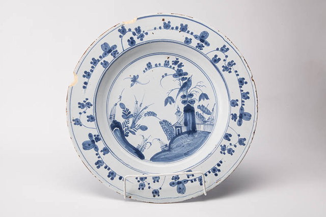 Appraisal: AN ENGLISH DELFT BLUE DECORATED CHARGER with chinoiserie scenes diameter