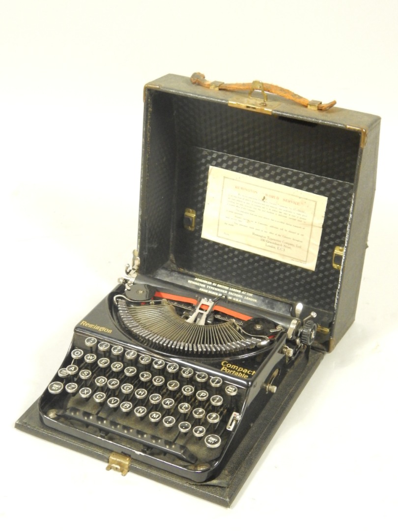 Appraisal: A Remington Compact portable typewriter with carry case