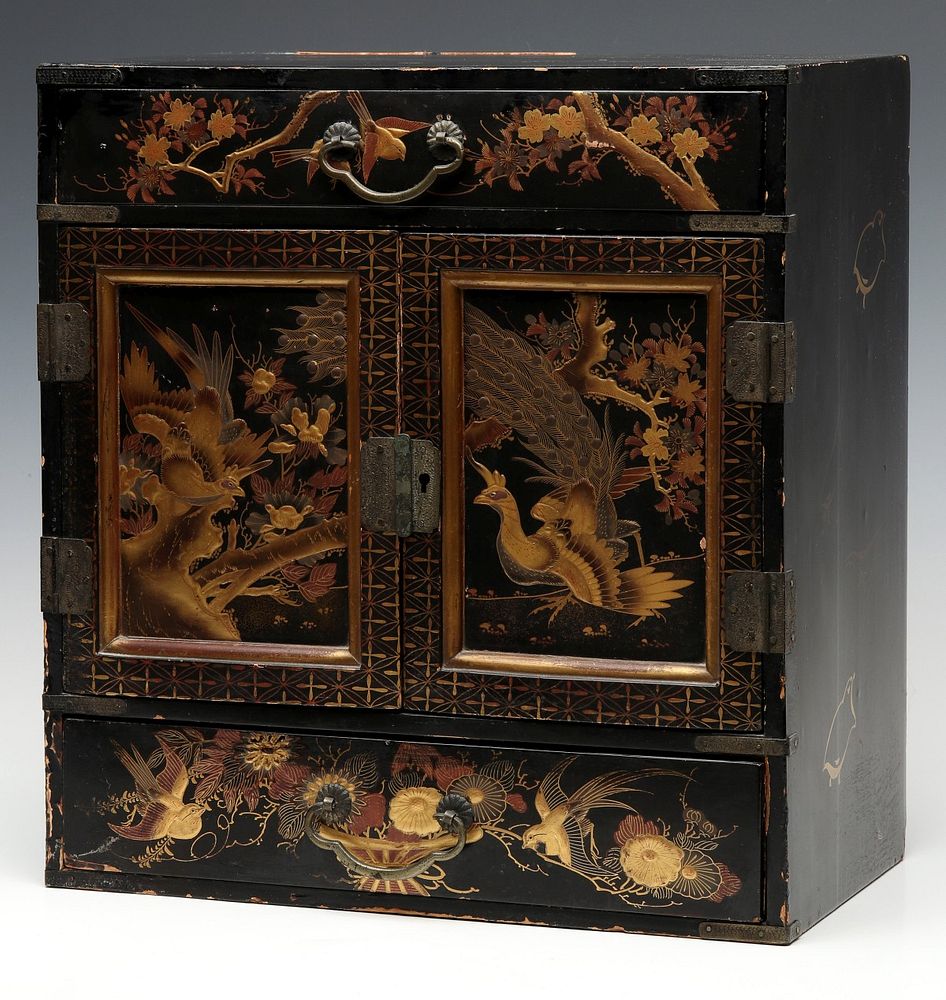 Appraisal: A THE CENTURY LACQUERED CHINOISERIE JEWELRY CHEST The rectangular top