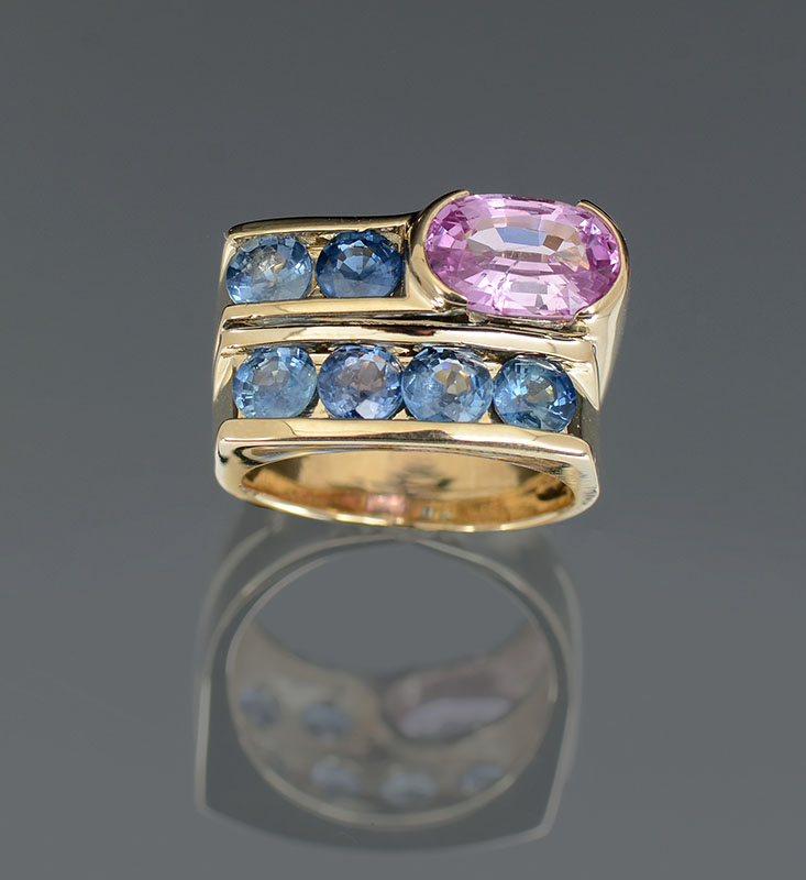 Appraisal: K MODERN CT PINK BLUE SAPPHIRE RING Oval pink sapphire