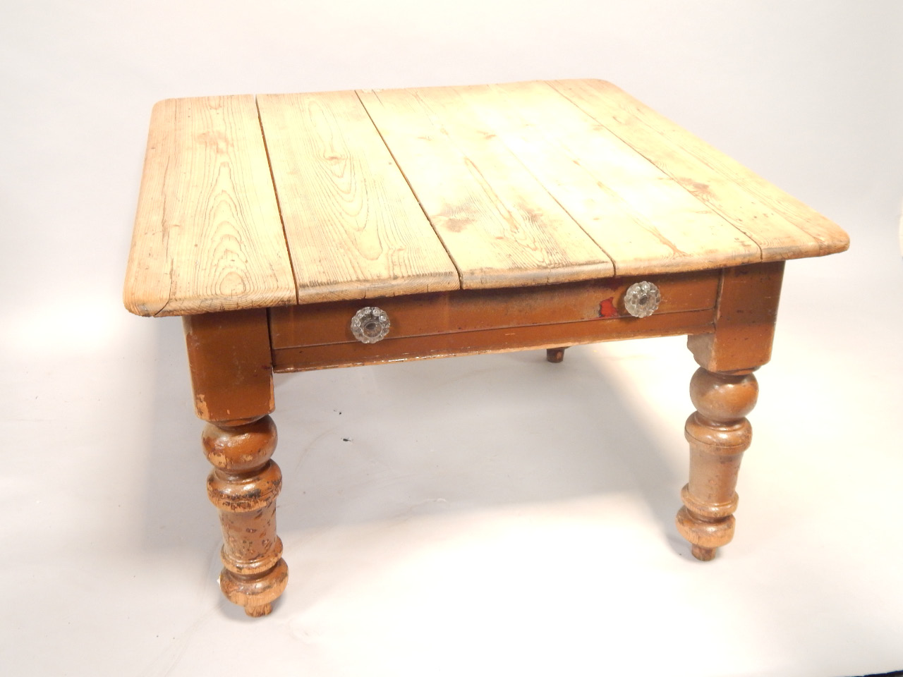 Appraisal: A pine short kitchen table on turned legs with drawer