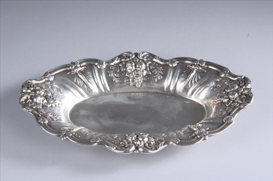 Appraisal: REED BARTON STERLING BREAD TRAY Francis I pattern Oval shape