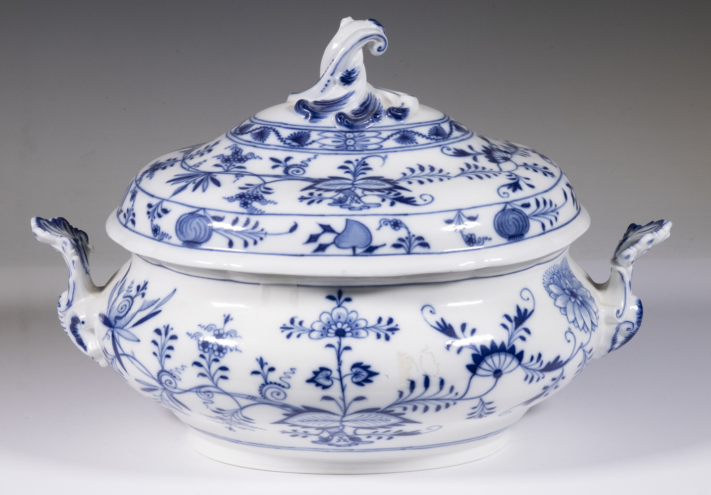 Appraisal: MEISSEN BLUE ONION PATTERN PORCELAIN TUREEN Blue White Decorated German