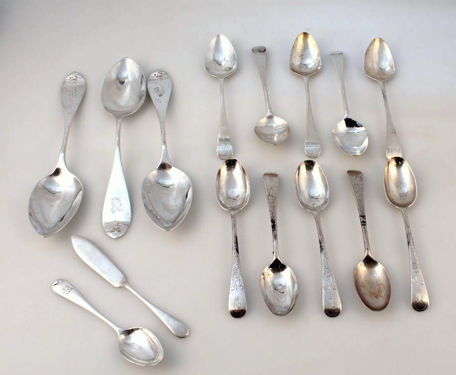 Appraisal: A set of five Georgian teaspoons and a set of