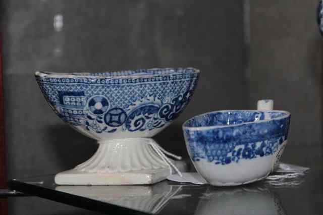 Appraisal: A TH CENTURY PEARLWARE COBALT BLUE DECORATED SHAPED PICKLE DISH