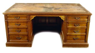 Appraisal: An oak kneehole desk by Maple Co the top inset