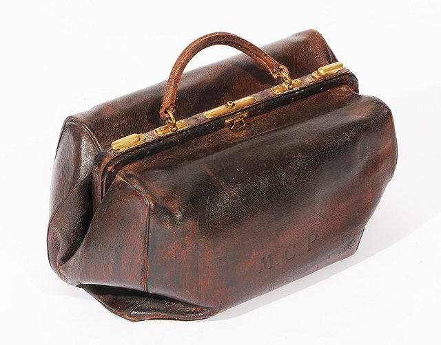 Appraisal: A SMALL ANTIQUE LEATHER GLADSTONE BAG with brass mounts cm