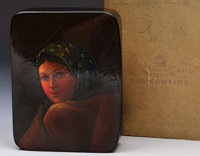 Appraisal: A RUSSIAN PAPIER M CH BOX with a painted hinged