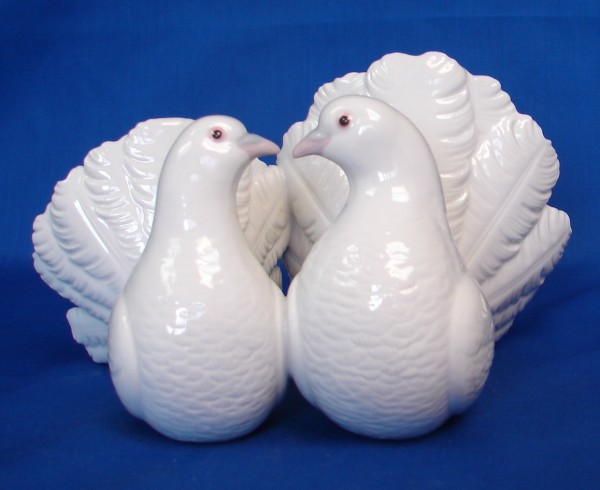 Appraisal: Couple Of Doves - Good Condition