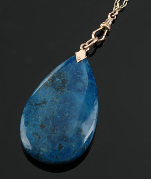 Appraisal: A gold and lapis lazuli necklace and pendant The teardrop