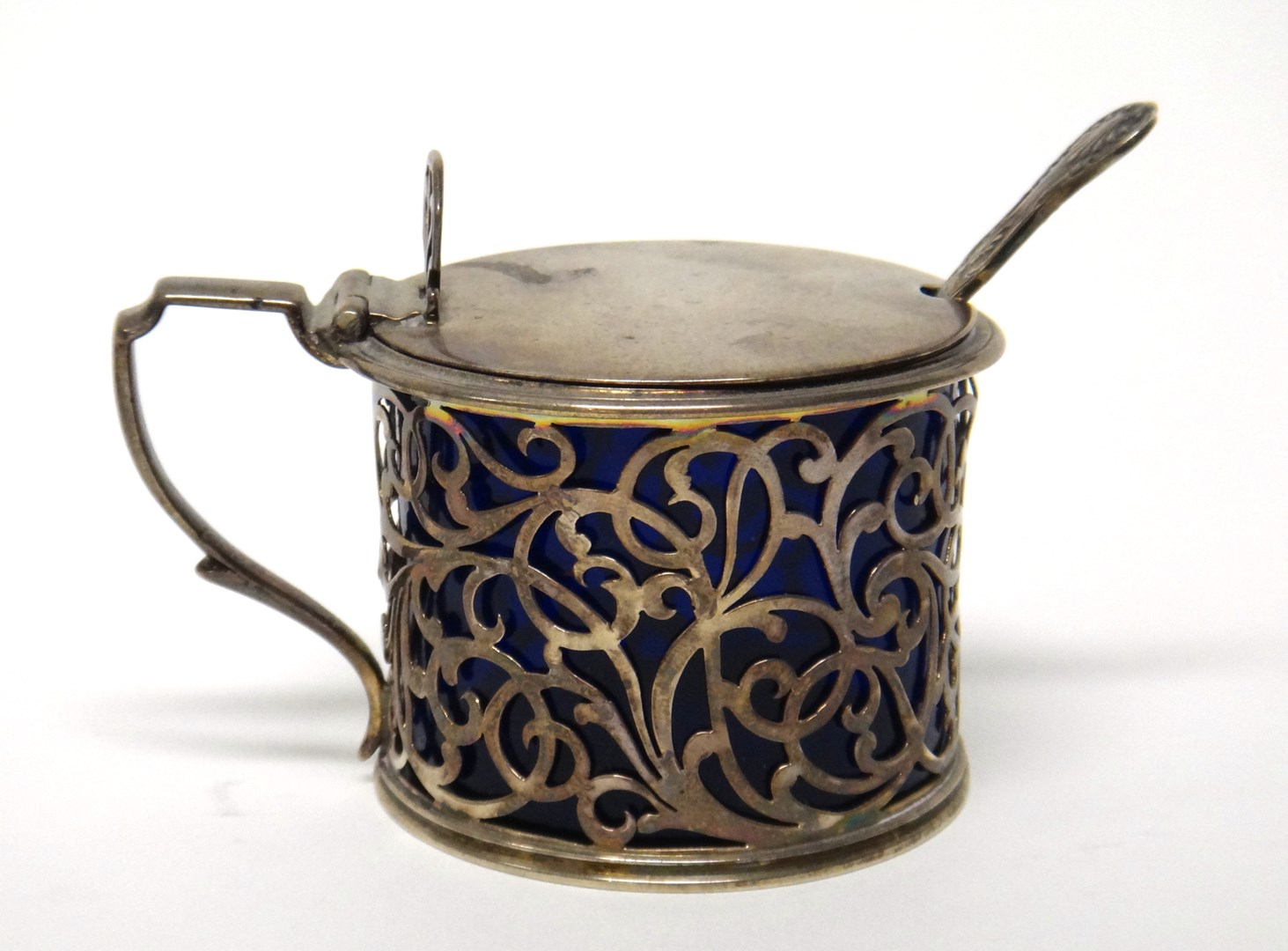 Appraisal: A Victorian silver hinge lidded mustard pot with scroll pierced