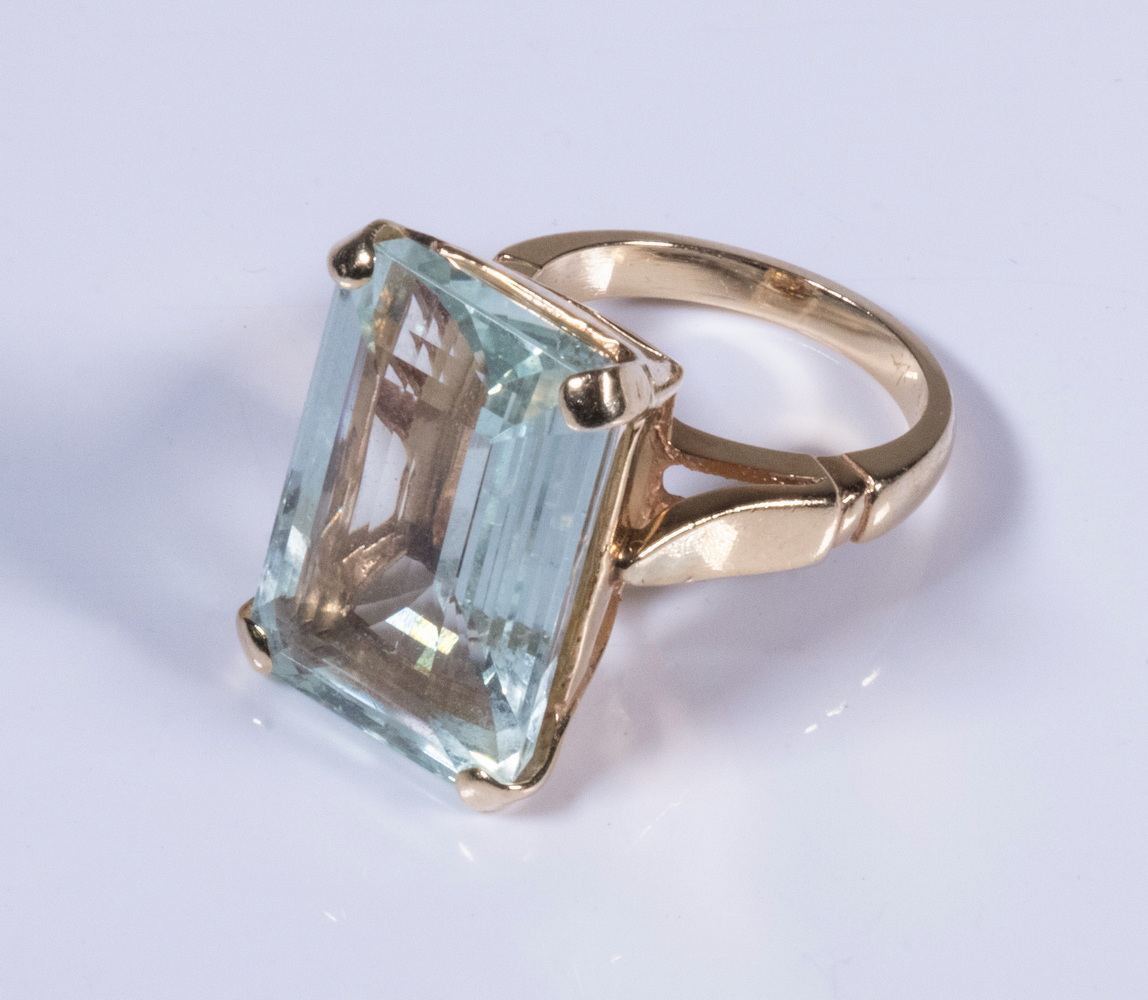 Appraisal: VINTAGE AQUAMARINE RING Large emerald cut pale aquamarine in k