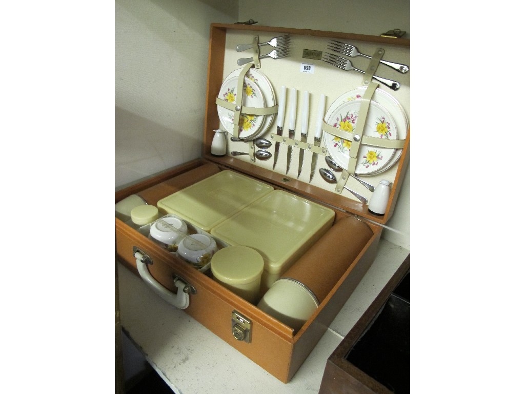 Appraisal: Brexton picnic set