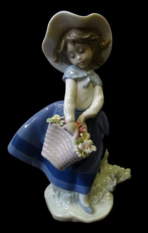 Appraisal: Lladro Pretty Pickings Porcelain Lladro Pretty Pickings Porcelain Good condition