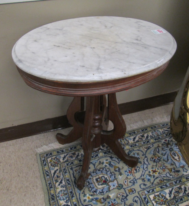 Appraisal: A VICTORIAN MARBLE-TOP WALNUT LAMP STAND American c having an