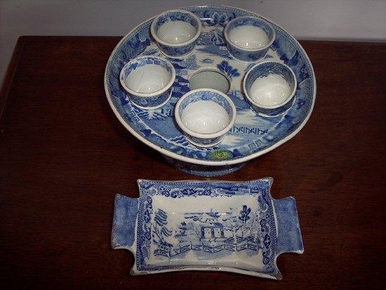 Appraisal: A pearlware blue and white willow pattern egg cup waiter