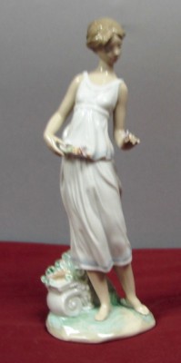 Appraisal: LLADRO - Flowers for a Goddess L Privilege - G