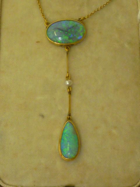 Appraisal: AN EDWARDIAN OPAL PENDANT NECKLACE having oval cabochon opal in