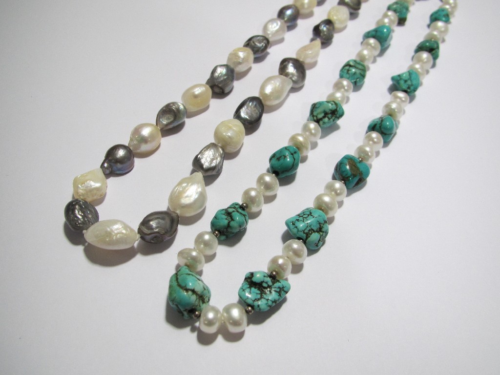 Appraisal: A turquoise and freshwater pearl necklace on silver clasp and