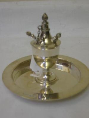 Appraisal: A VICTORIAN TABLE CIGAR LIGHTER of urn form the detachable