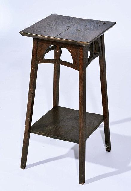 Appraisal: A LIBERTY OAK URN STAND LAMP TABLE with square top