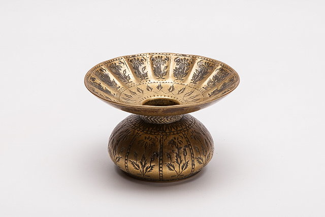 Appraisal: AN INDIAN BRONZE SPITTOON with incised decoration th th Century