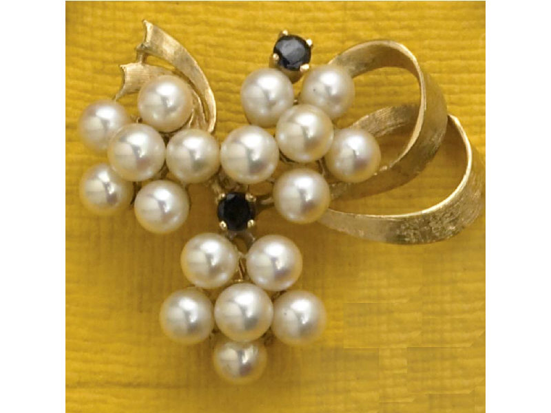 Appraisal: K YELLOW GOLD PEARL BROOCH with eighteen approximately mm pearls