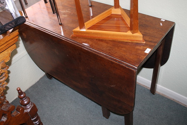 Appraisal: A VICTORIAN MAHOGANY DROP-LEAF OVAL DINING TABLE on gateleg supports