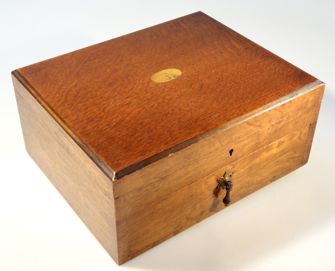 Appraisal: A thC oak canteen box the rectangular lid hinging to